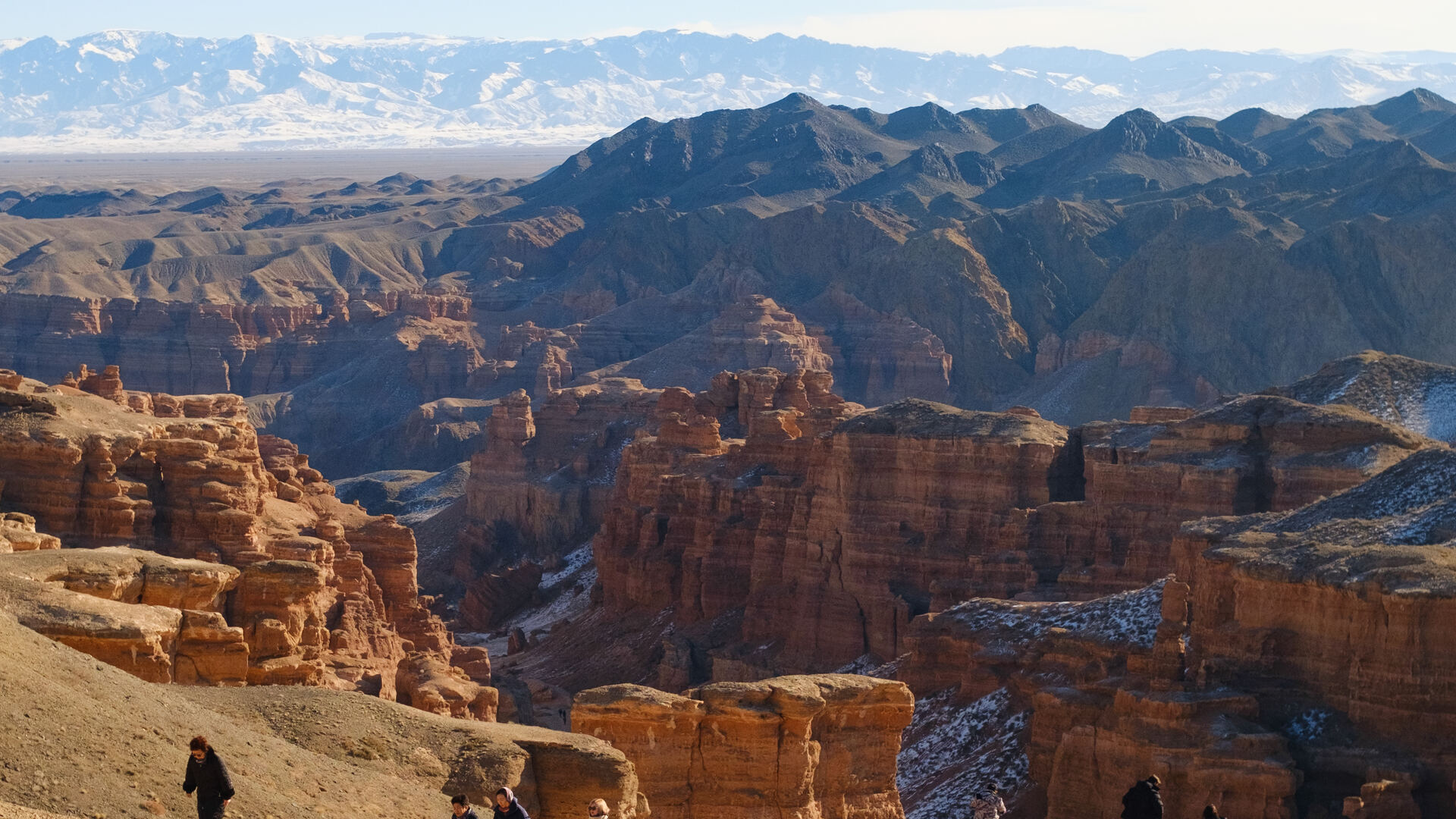 Walkers on the rim of Charyn Canyon